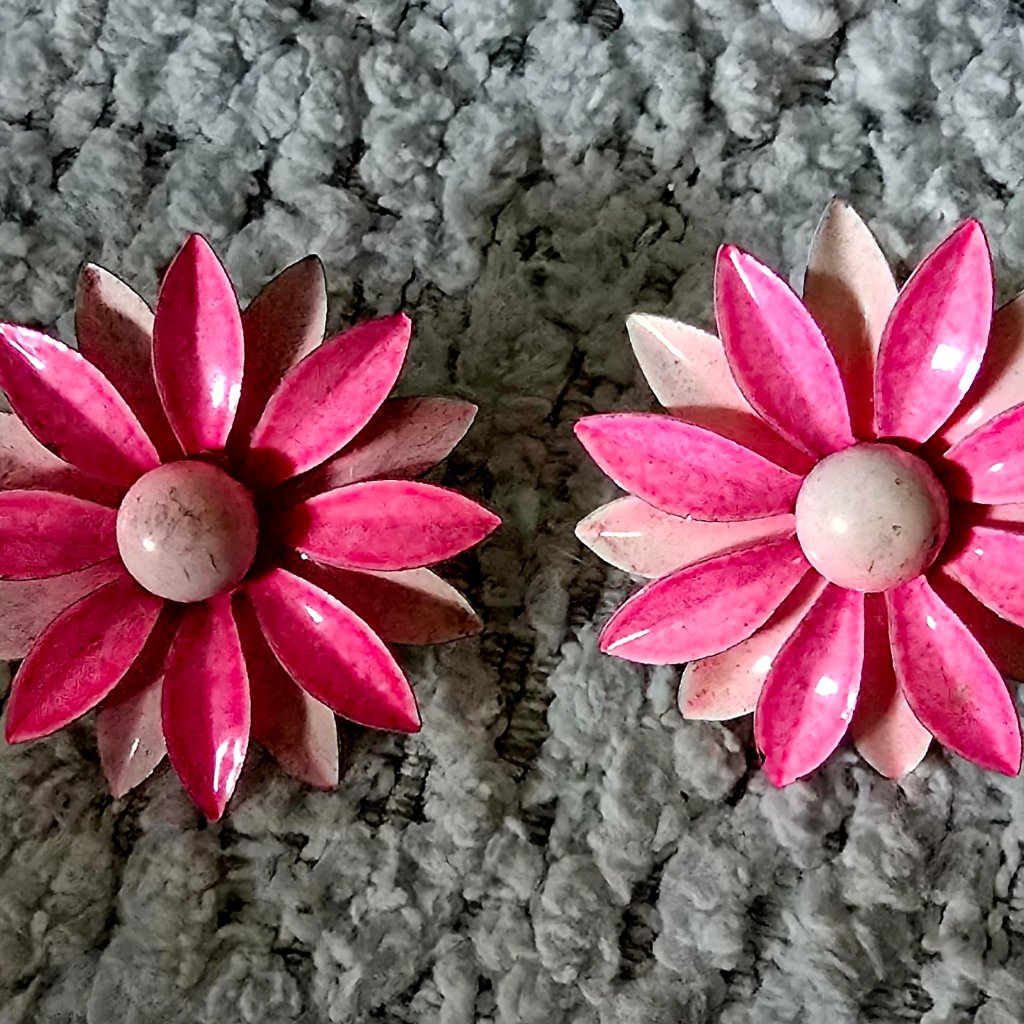 Vintage 1960s Flower Power Clip-On Earrings!